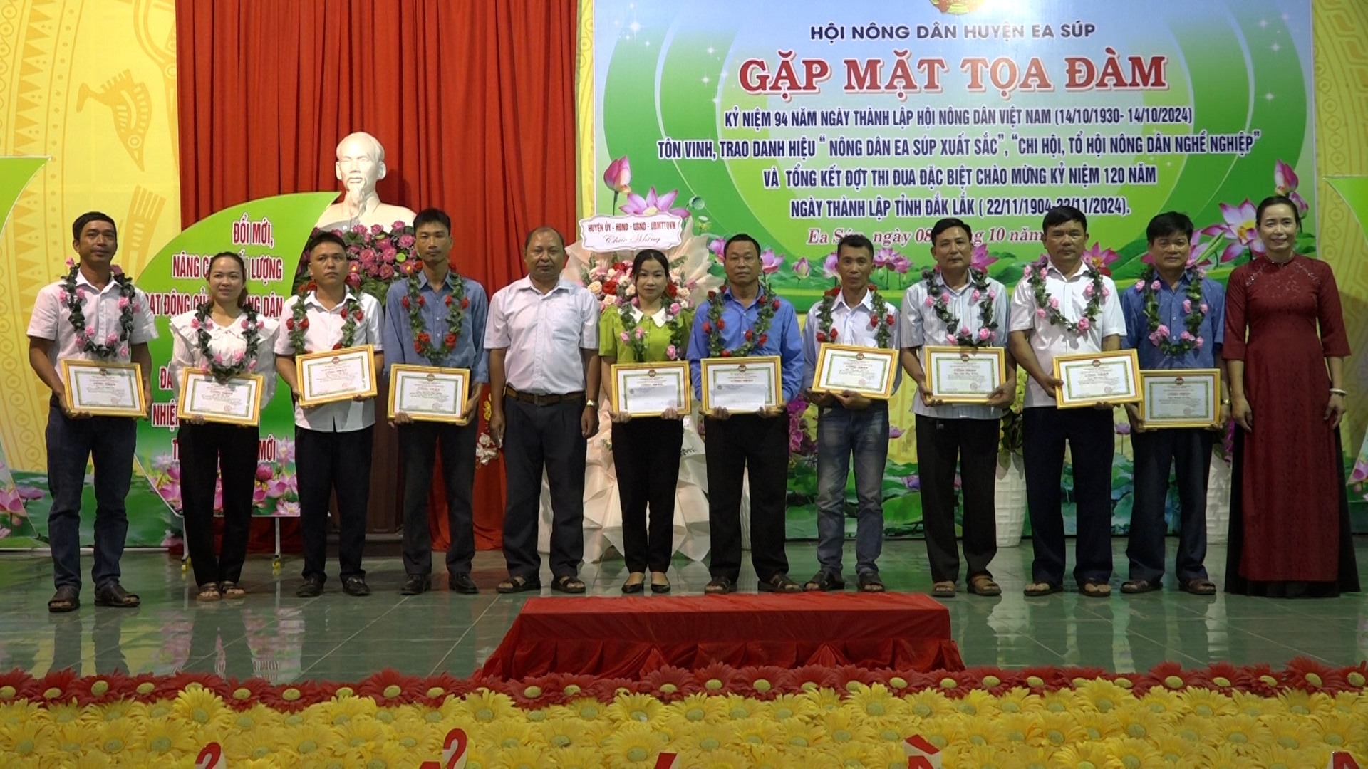 Hội ND huyện trao danh hiệu Nông dân Ea Súp xuất sắc cho hội viên nông dân năm 2024